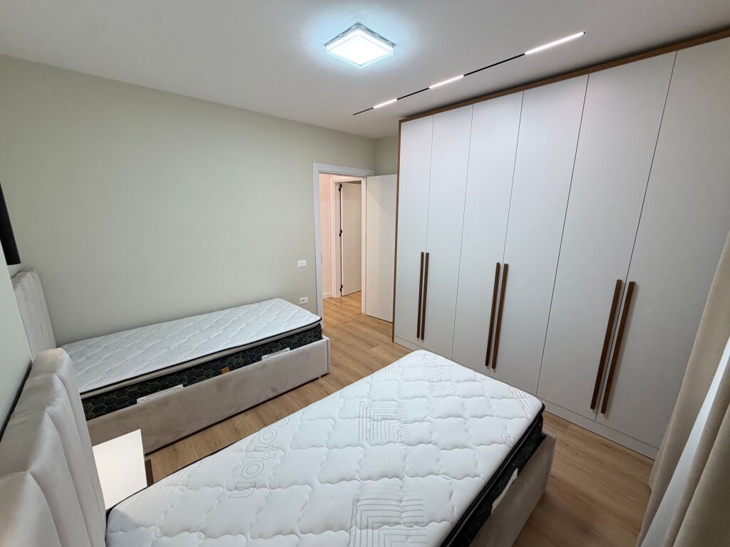 🏡 Shitet Apartament 2+1+2 – Yzberisht, tek KMY  📐 96.6 m² |   💰 Çmim  173 milion leke