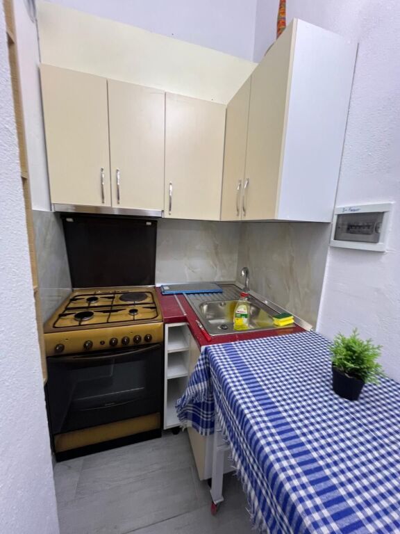 Jepet Garsoniere me qira te rruga Frosina Plaku!