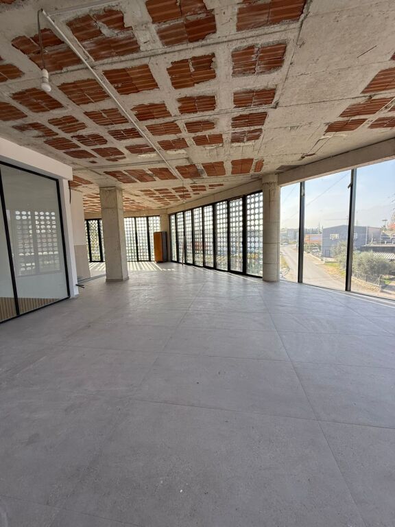 🏢 Godinë Biznesi me Qira – Autostrada Tiranë–Durrës