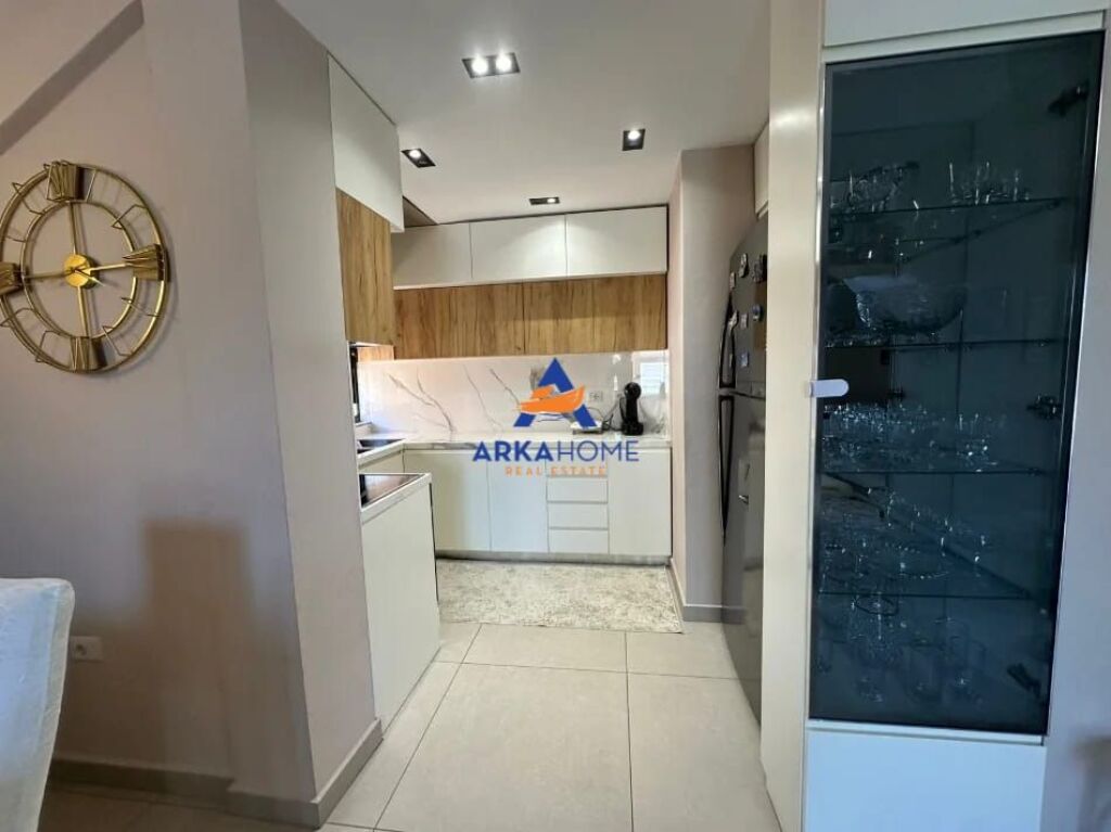 JEPET ME QIRA PENTHOUSE MODERN 2+1 ME VERANDË "XHAMLLIKU, RRUGA MARIE LOGORECI" 750 EURO