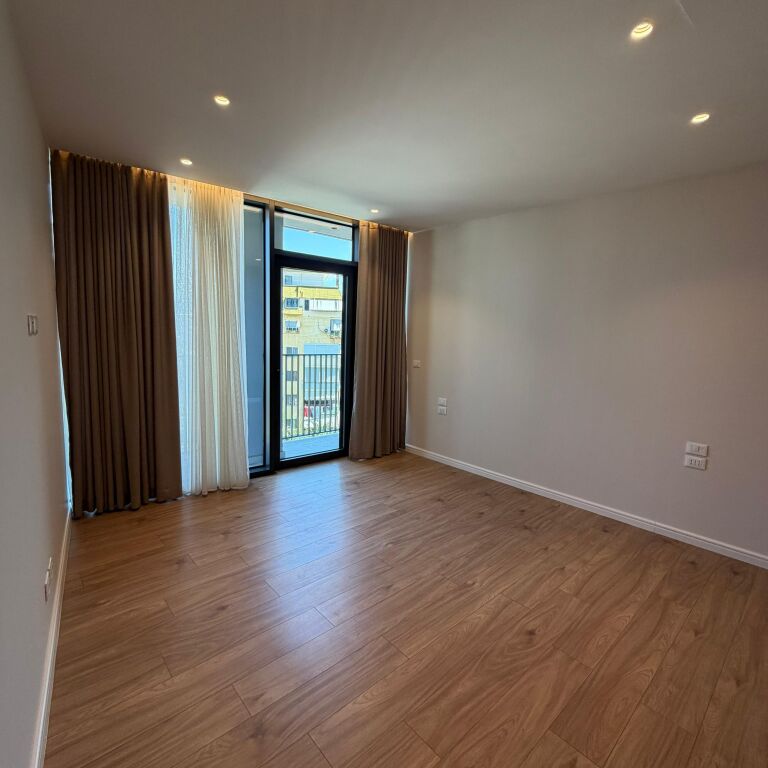 🏢✨ JEPET ME QIRA AMBIENT ZYRASH – 3 AMBIENTE + POST PARKIMI | LAKE VIEW ✨🏢