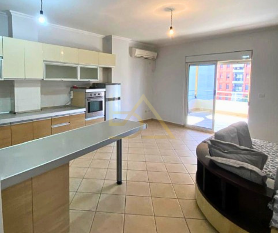 Appartamento con Grande Veranda in Vendita – Vicino alla Rotonda di Astiri, Tirana