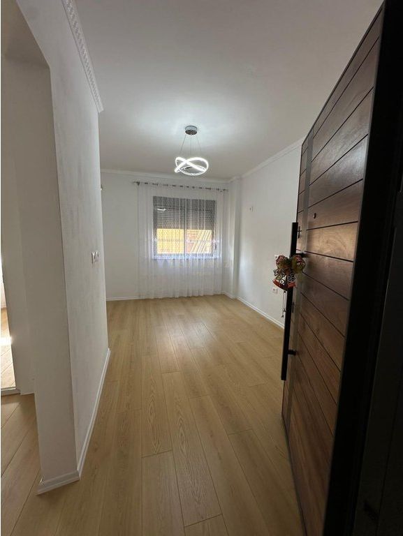 Shitet Apartament 1+1 në Fresk, pranë ish Ana Market