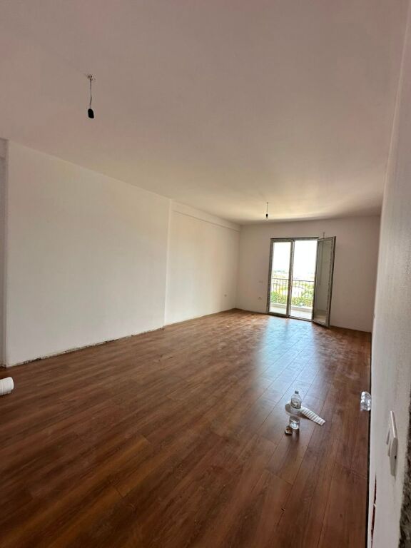 Shitet apartament 2+1+2