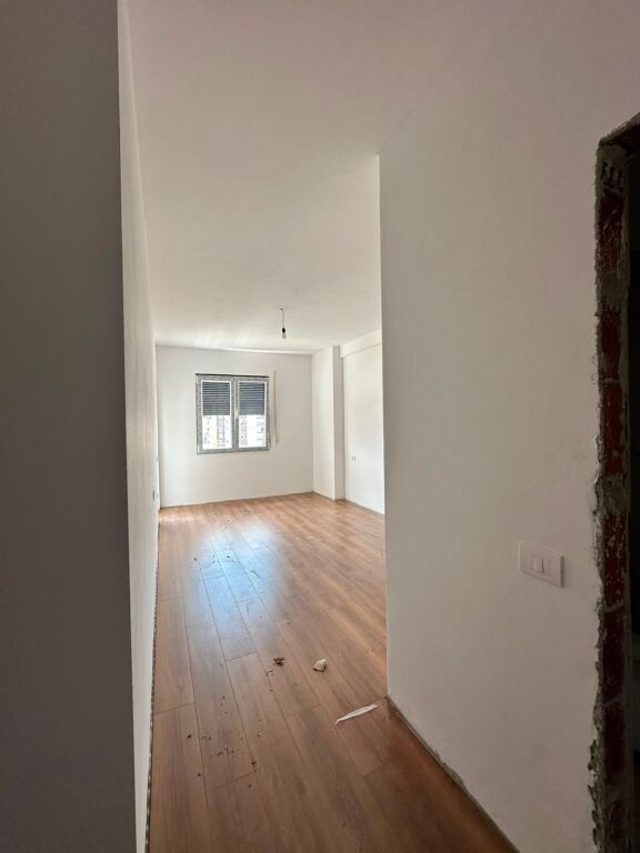Shitet apartament 2+1+2
