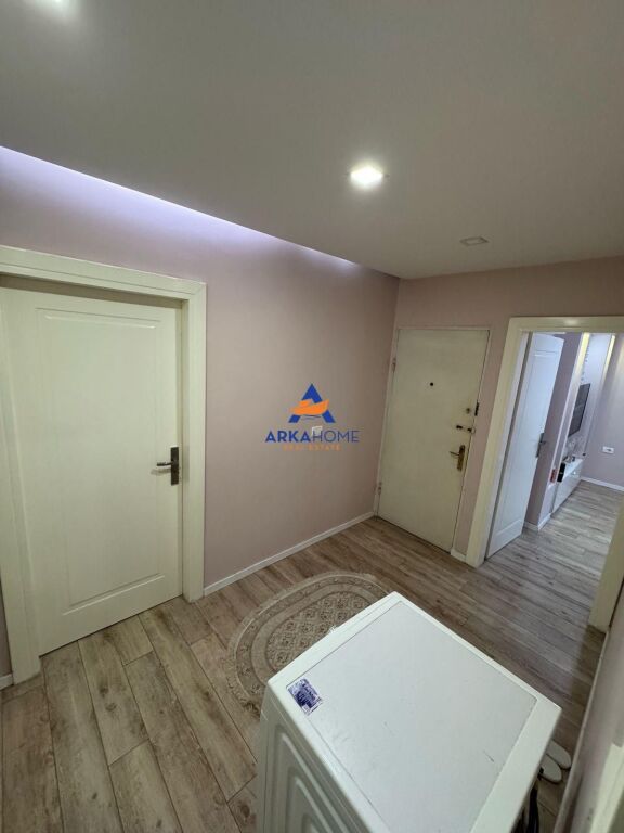 JEPET APARTAMENT ME QERA 1+1+BALLKON "PRANE HOTEL MONDIAL, 21 DHJETORI" 60.000 LEKE