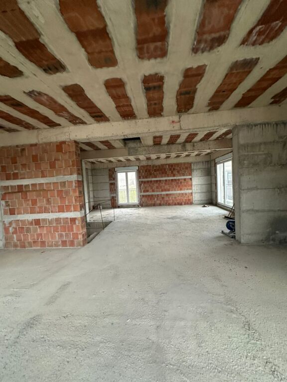 Villa su 3 Piani in Vendita – Collina Verde