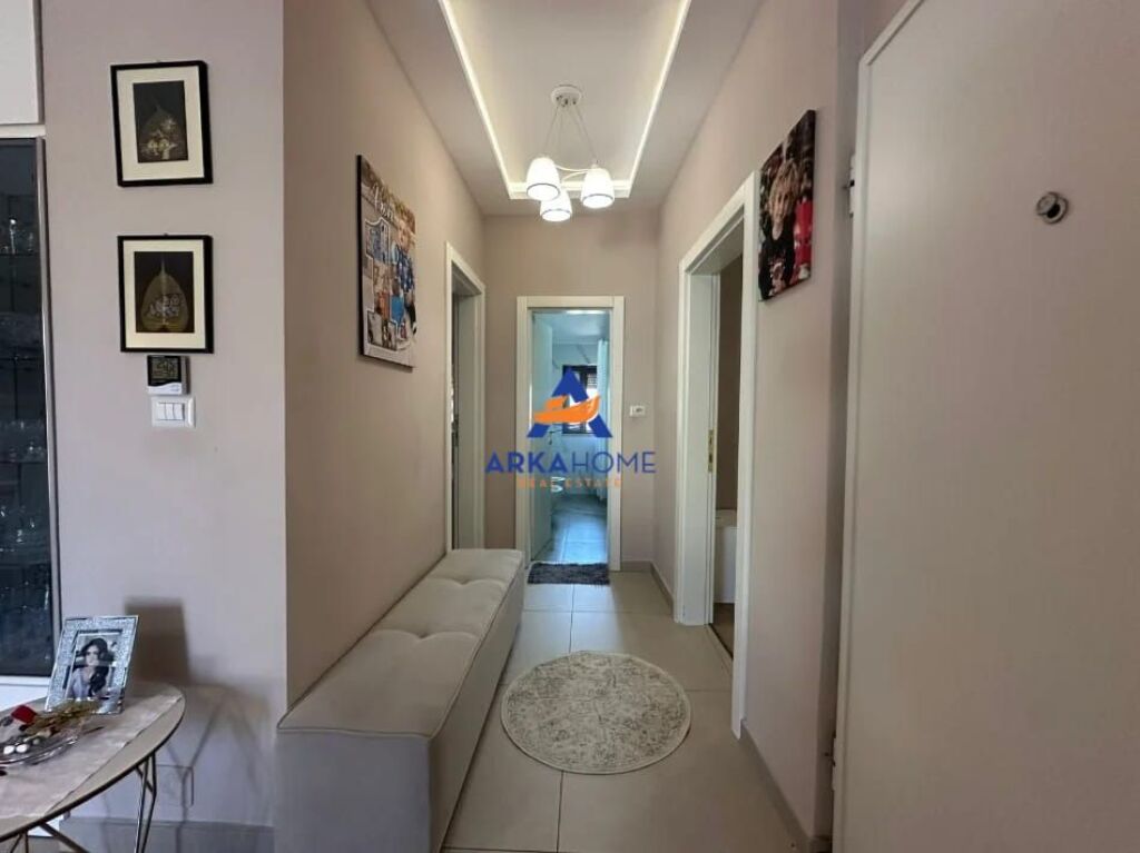 JEPET ME QIRA PENTHOUSE MODERN 2+1 ME VERANDË "XHAMLLIKU, RRUGA MARIE LOGORECI" 750 EURO
