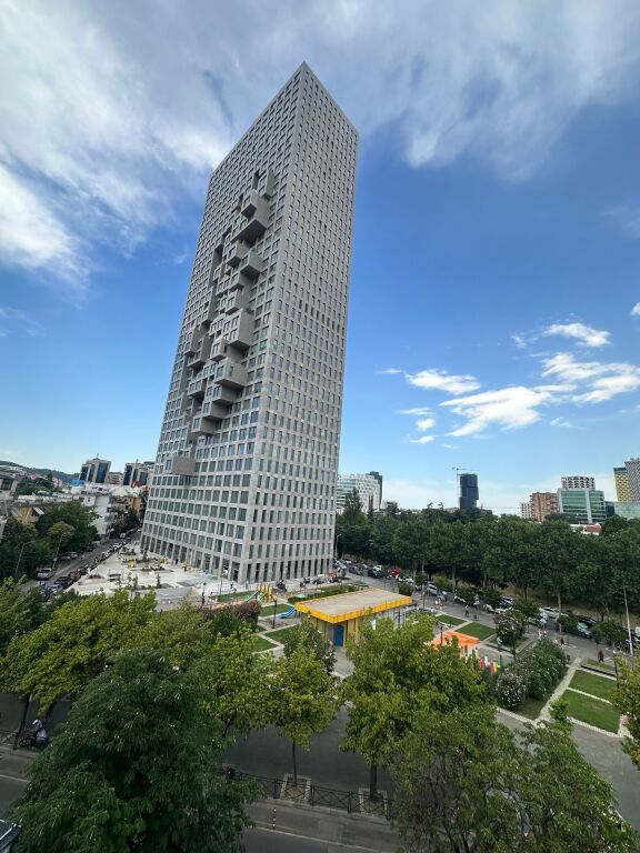 Apartment 3+2+1 per zyra ose banim te rruga elbasanit