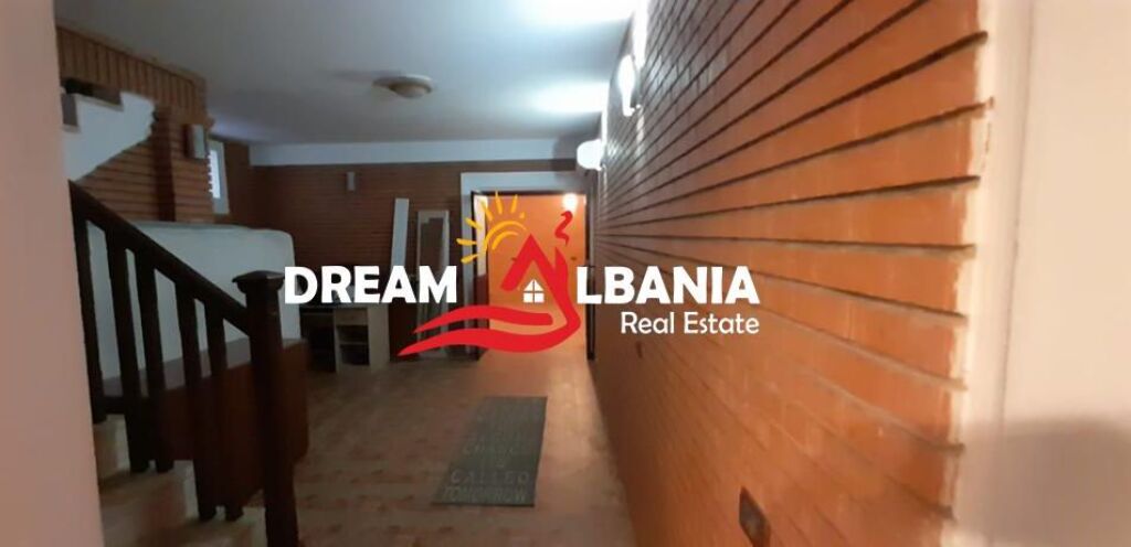 Villa su 3 piani in vendita a Komuna e Parisit vicino al Complesso Dinamo (ID 4151127)