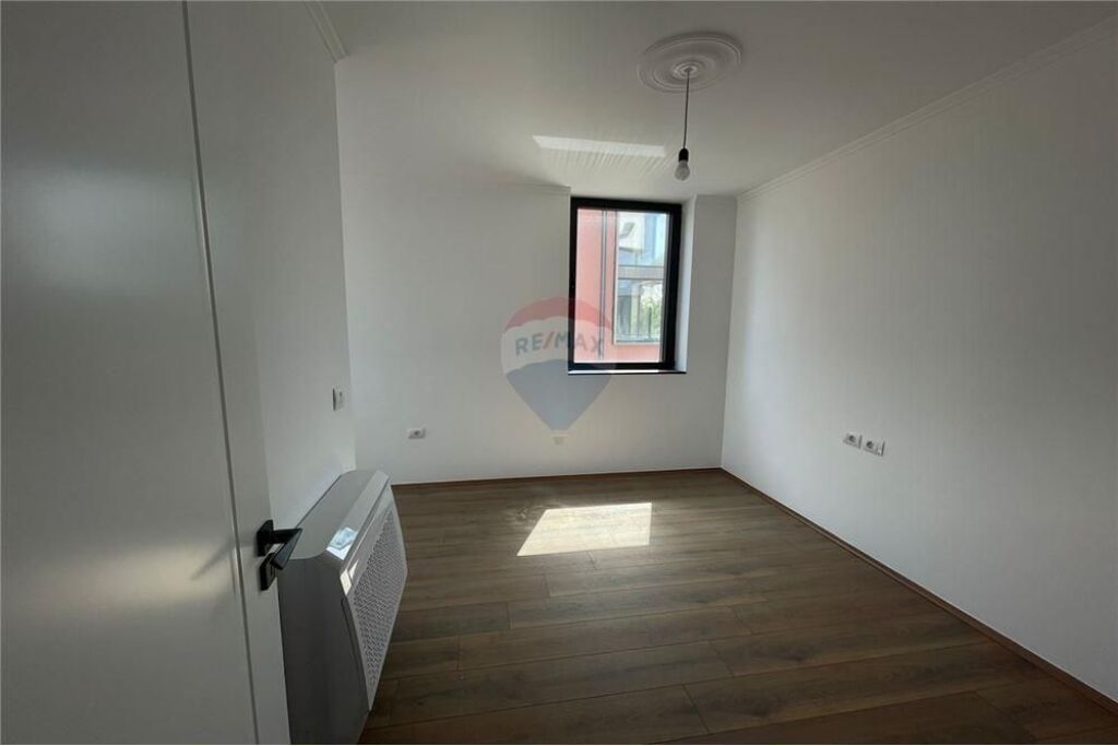 Villa su 3 piani in vendita a Kombinat    ID:530361014-46