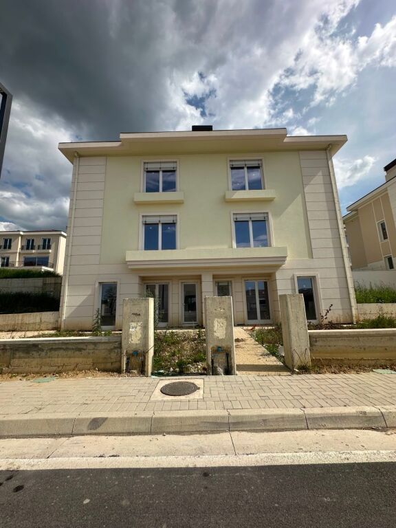 Villa su 3 Piani in Vendita – Collina Verde