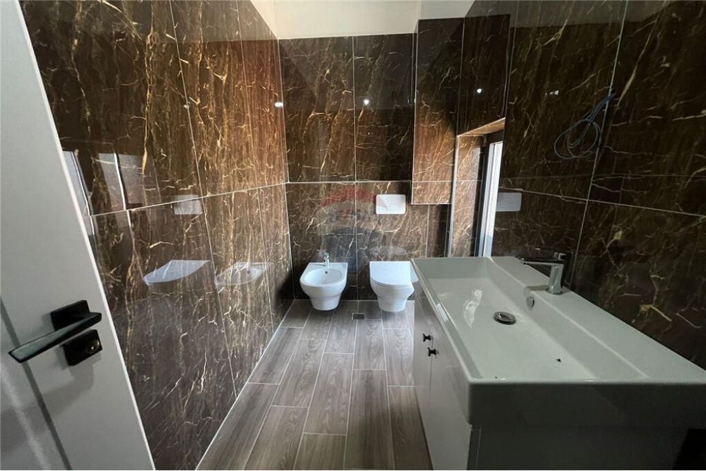 Villa su 3 piani in vendita a Kombinat    ID:530361014-46