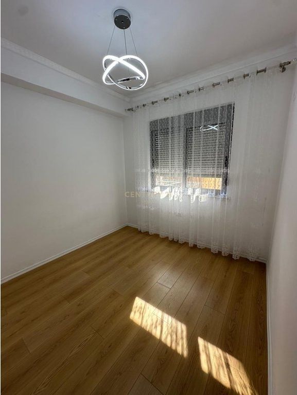 Shitet Apartament 1+1 në Fresk, pranë ish Ana Market