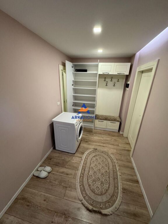 JEPET APARTAMENT ME QERA 1+1+BALLKON "PRANE HOTEL MONDIAL, 21 DHJETORI" 60.000 LEKE