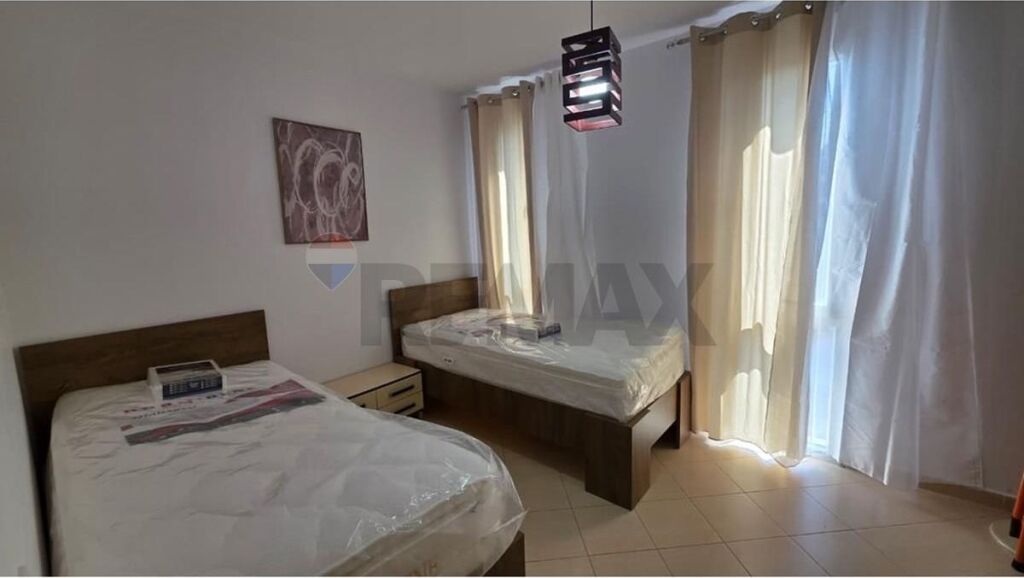 Apartament - Për Qira - Komuna e Parisit, Tiranë