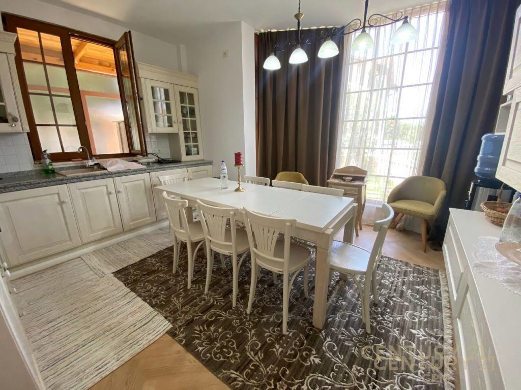 VENDIAMO VILLA INDIVIDUALE IN UN COMPLESSO A VISHNJE