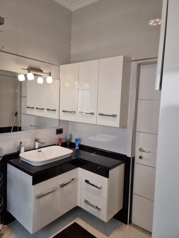 🏡 Affittasi il 2° piano di una villa – 3+1 📍 Posizione: 5 Maji Rruga Besa💰 Prezzo: 700 €/Mese