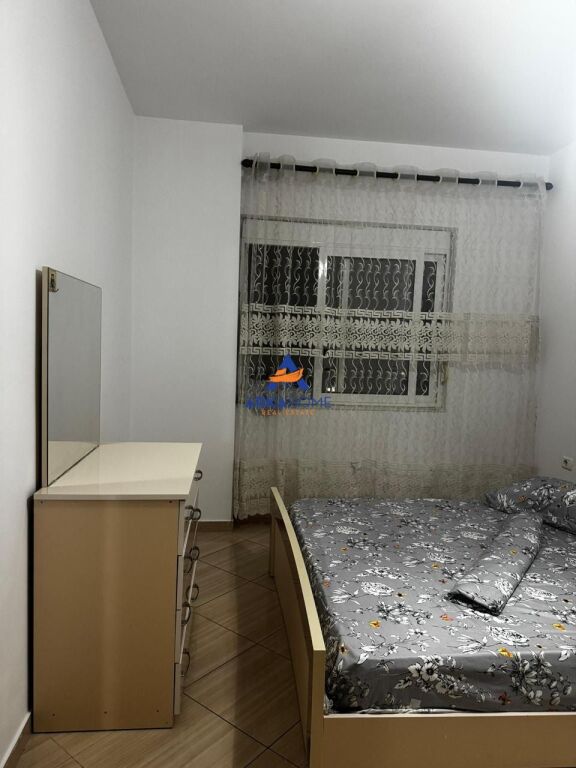 JEPET APARTAMENT ME QERA 1+1+BALLKON "TE RRETHRROTULLIMI I SHKOZES" 42000 LEKE