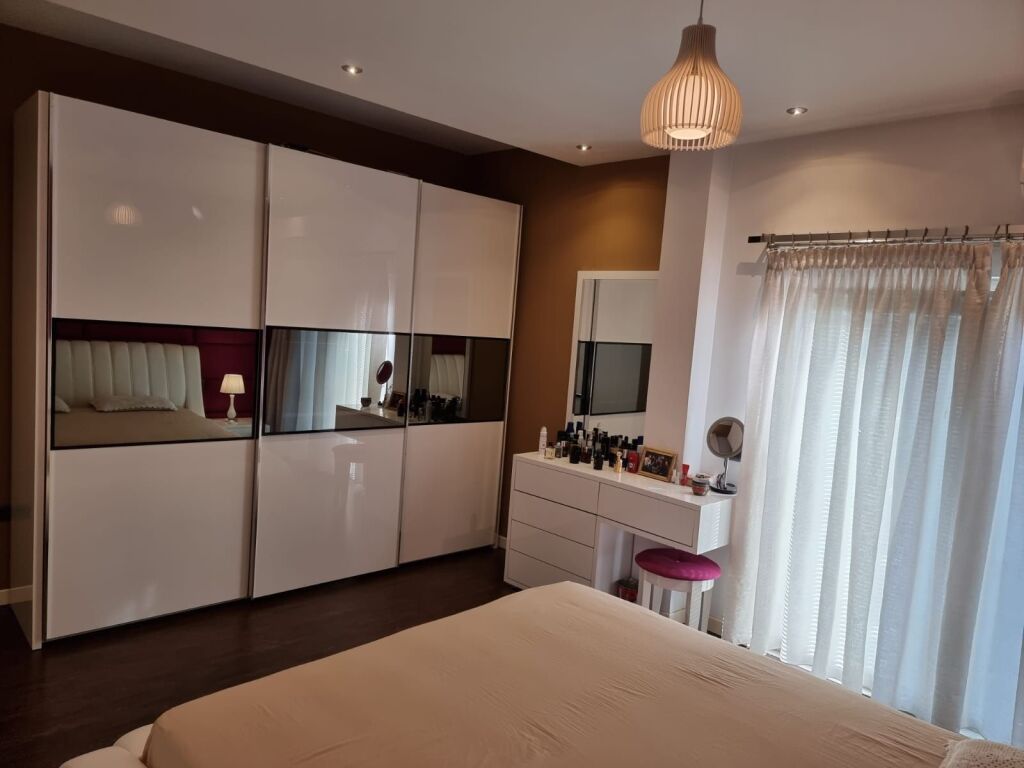 🏡 Affittasi il 2° piano di una villa – 3+1 📍 Posizione: 5 Maji Rruga Besa💰 Prezzo: 700 €/Mese