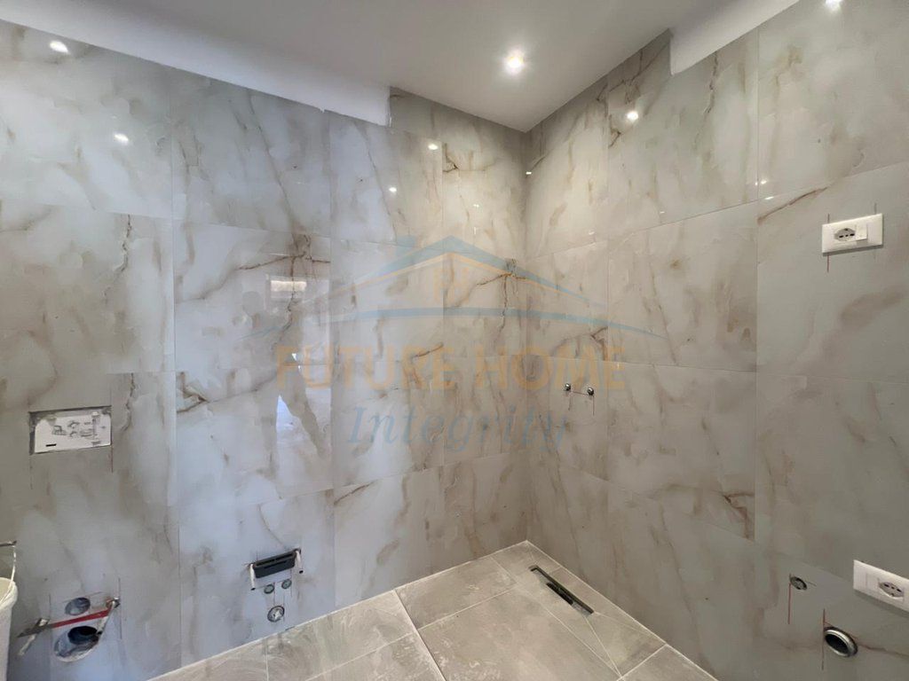 Shitet, Apartament 2+1, Porcelan, Tiranë. 170,000 €