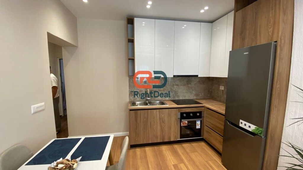 Prane Pazarit Te Ri, Shitet Apartament 1+1, Me Planimetri Te Rregullt!!