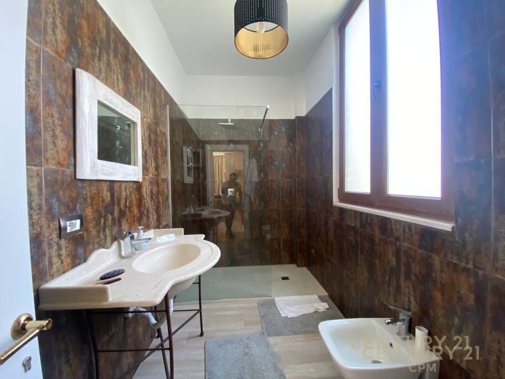 VENDIAMO VILLA INDIVIDUALE IN UN COMPLESSO A VISHNJE