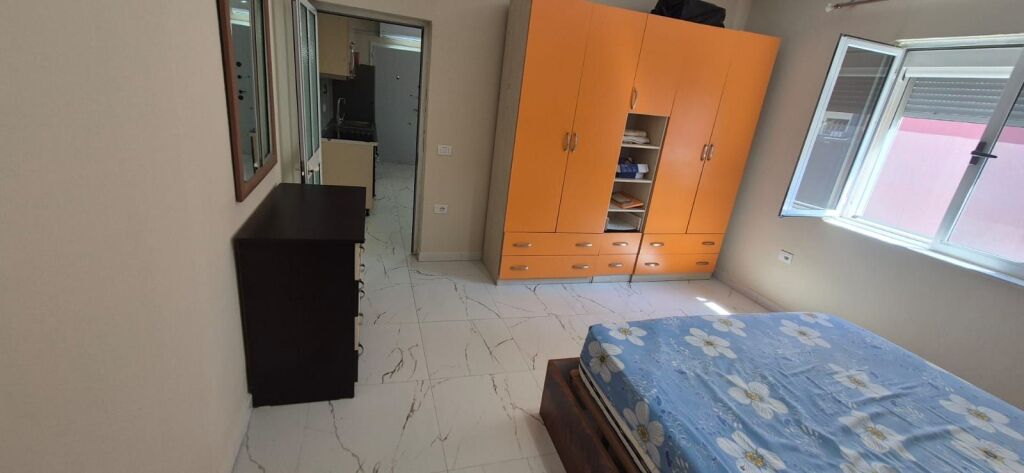 Kinostudio,jepet me qera kati i I-re i nje vile,1+1+post parkimi ,i mobiluar.40,000Leke