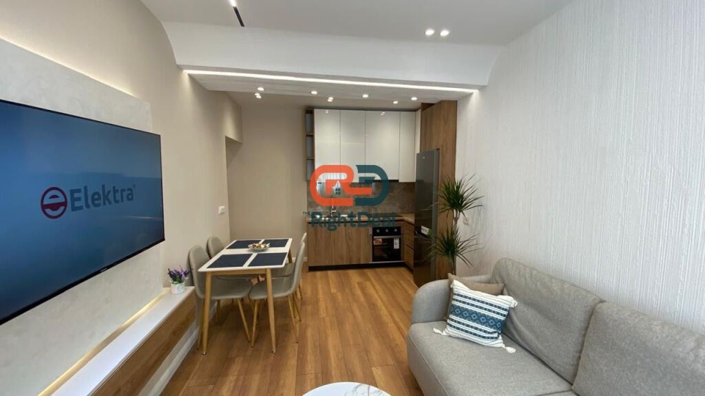 Prane Pazarit Te Ri, Shitet Apartament 1+1, Me Planimetri Te Rregullt!!