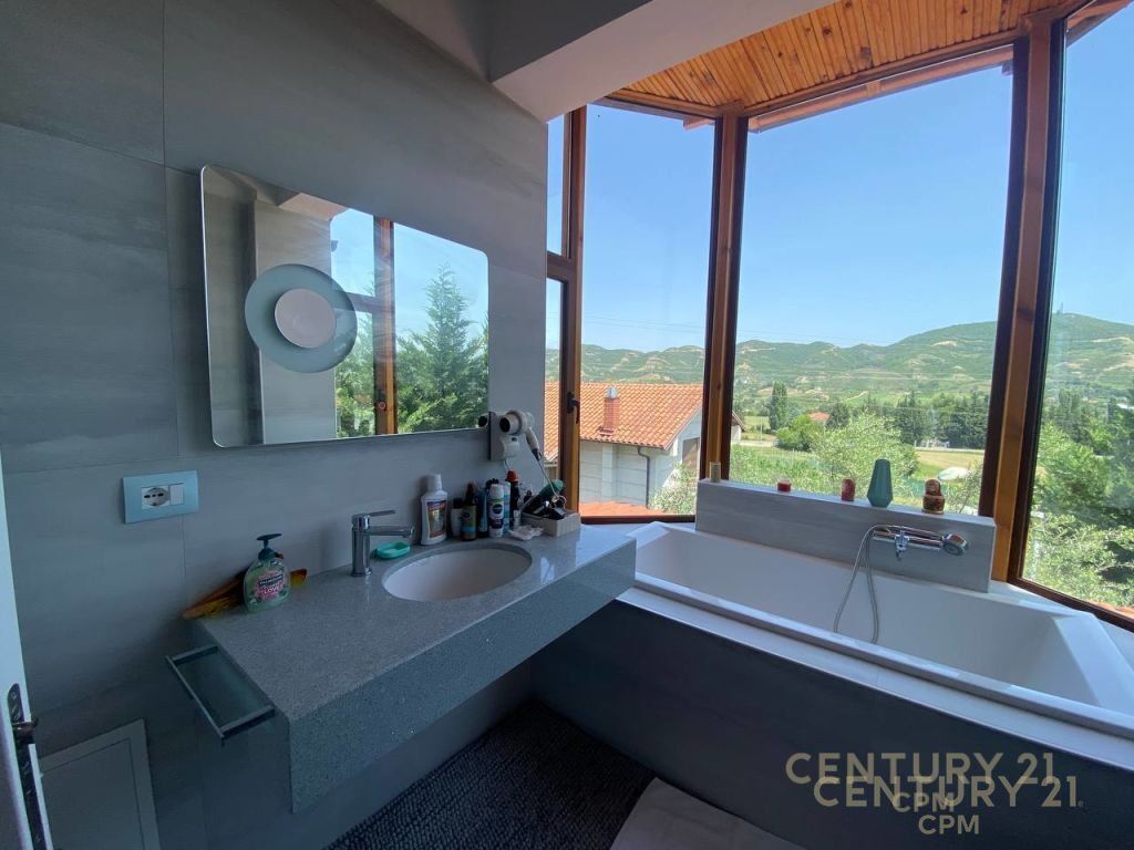 VENDIAMO VILLA INDIVIDUALE IN UN COMPLESSO A VISHNJE