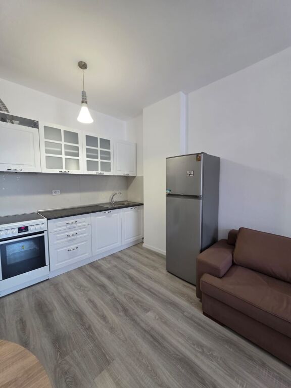 🏢Laprake, Complesso E88 affitta appartamento 1+1 + posto auto, arredato. 55,000 Leke