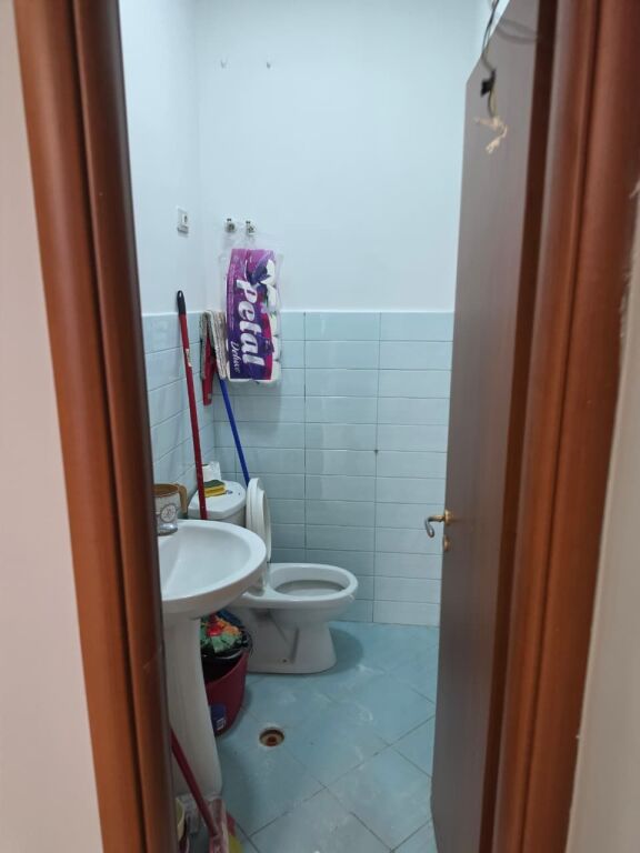 Jepet me qera Ambjent biznesi/Dyqan/Zyrë