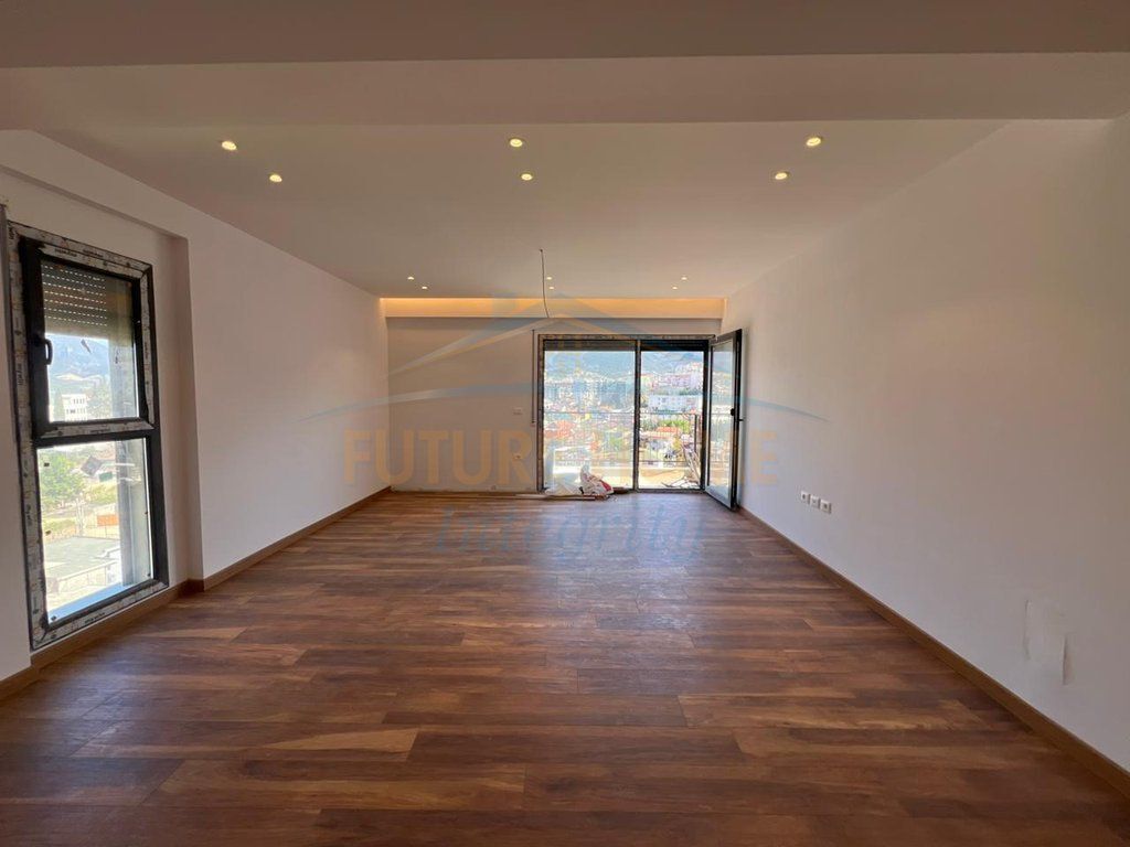 Shitet, Apartament 2+1, Porcelan, Tiranë. 170,000 €