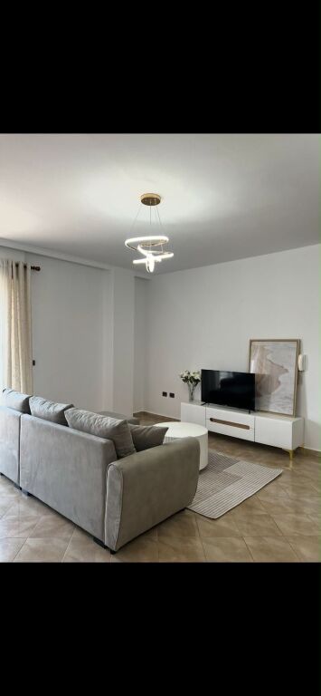 Appartamento 1+1 vicino a Komuna e Parisit