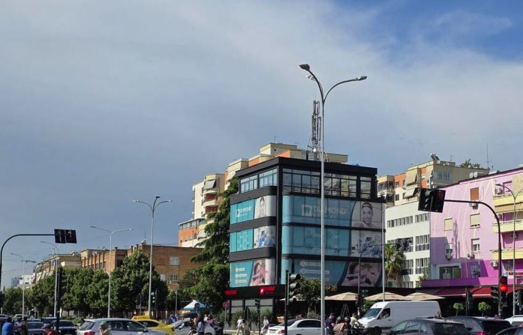 OFFICE/COMMERCIAL SPACE FOR RENT NEAR 21 DHJETORI