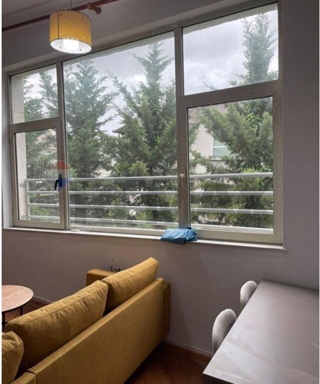 Apartament 1+1me qera ne Don Bosko Jepet apartament 1+1 me qera ne Don Bosko. Organizohet nga 1 ambient ndenje dhe gatimi bashke,1 dhome gjumi,1 tualet dhe 2 ballkone. Apartamenti ndodhet ne katin e 2 te nje pallati me ashensor.