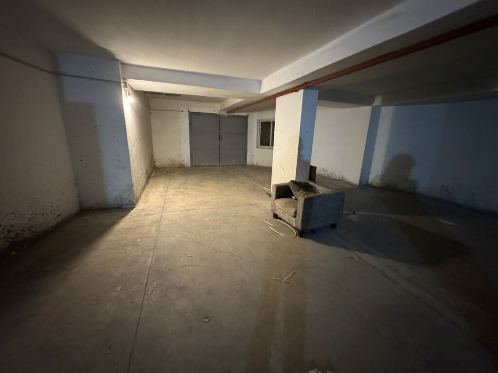 Garage 160 m2 for sale at the Selvise intersection