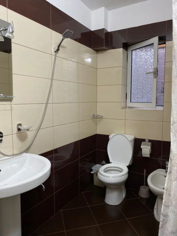 Tek Shkolla e Baletit,prane Piano Bar jepet me qera apartament,2+1,i mobiluar 60,000 Leke