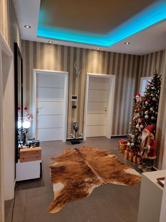 🏡 Affittasi il 2° piano di una villa – 3+1 📍 Posizione: 5 Maji Rruga Besa💰 Prezzo: 700 €/Mese