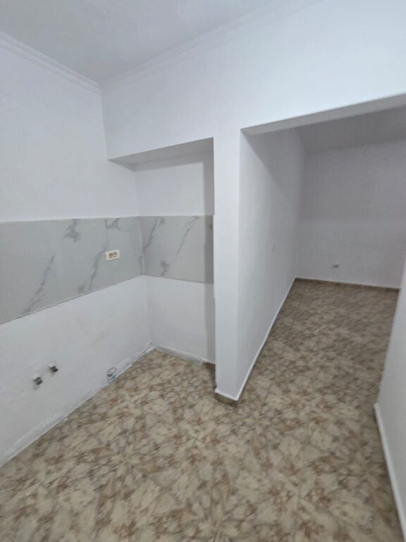 Vendesi 2 ambienti negozio + monolocale a 21 Dhjetori