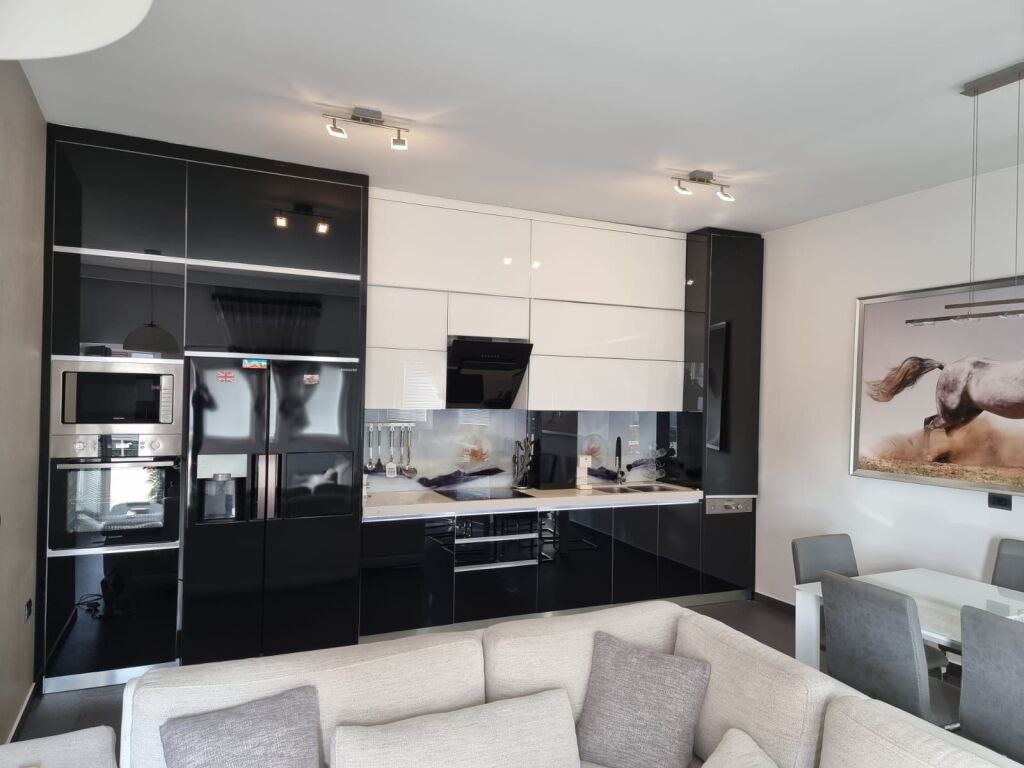 🏡 Affittasi il 2° piano di una villa – 3+1 📍 Posizione: 5 Maji Rruga Besa💰 Prezzo: 700 €/Mese