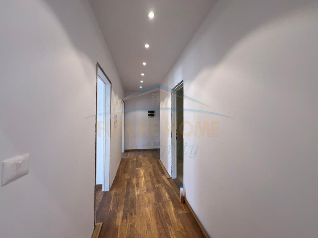 Shitet, Apartament 2+1, Porcelan, Tiranë. 170,000 €