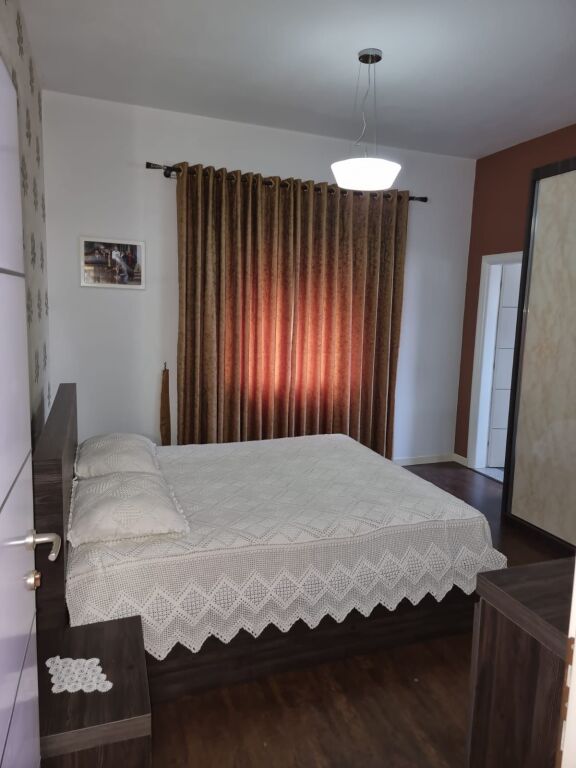 🏡 Affittasi il 2° piano di una villa – 3+1 📍 Posizione: 5 Maji Rruga Besa💰 Prezzo: 700 €/Mese