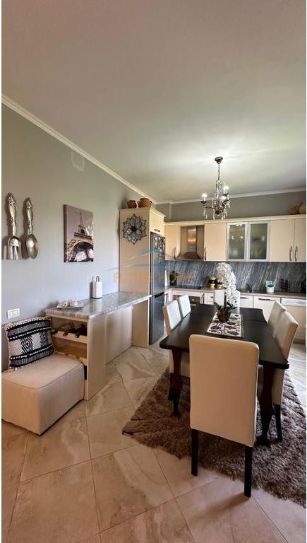 For sale, Apartment 2+1+2+ Garage, Botanical Garden, Tirana