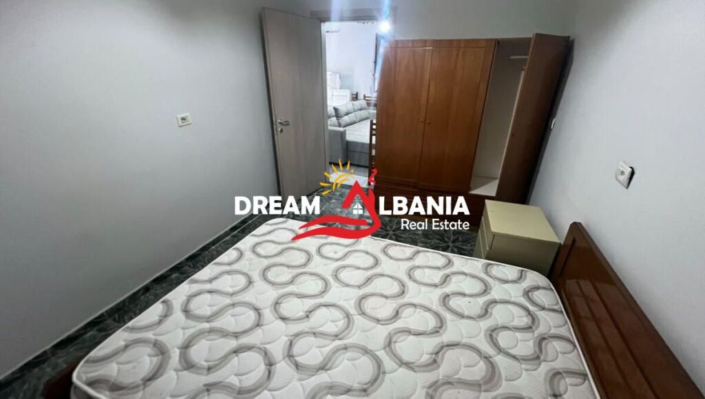 Jepet me qera Apartament 1+1 tek Komuna e Parisit prane Kristal Center ID(4219510)
