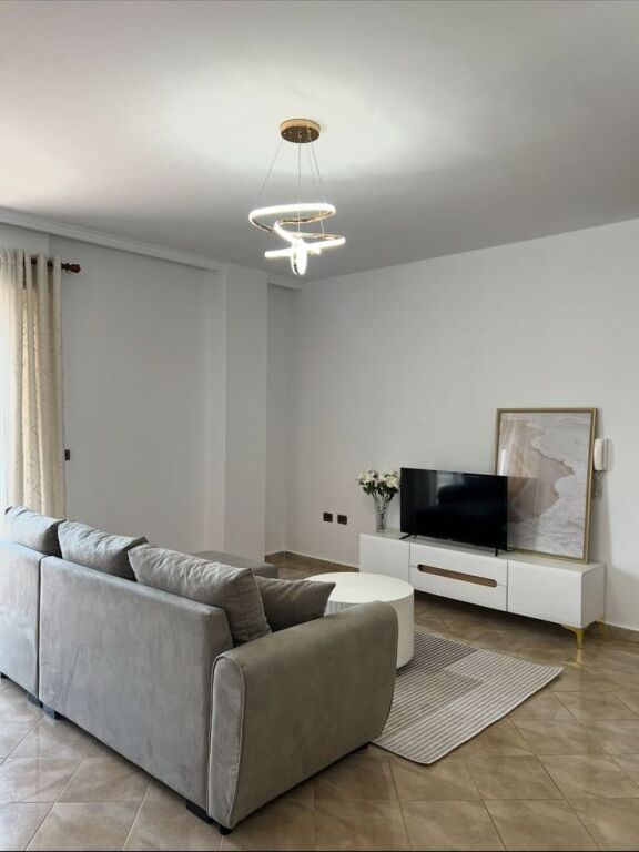 Appartamento 1+1 in affitto a Komuna e Parisit