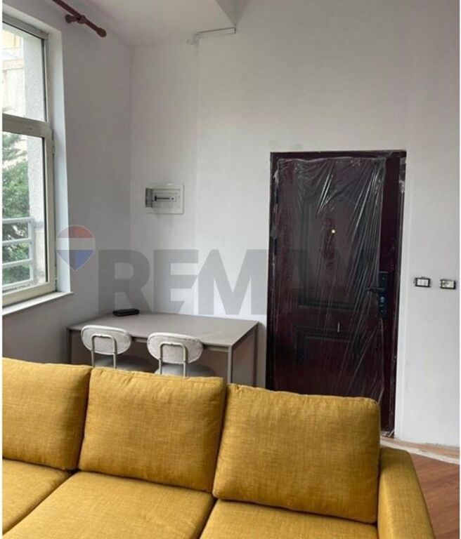Apartament 1+1me qera ne Don Bosko Jepet apartament 1+1 me qera ne Don Bosko. Organizohet nga 1 ambient ndenje dhe gatimi bashke,1 dhome gjumi,1 tualet dhe 2 ballkone. Apartamenti ndodhet ne katin e 2 te nje pallati me ashensor.