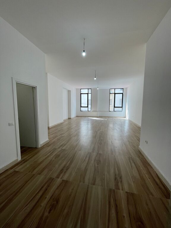 Si affittano 2 locali commerciali – 📍Donika Center, Centro, Tirana