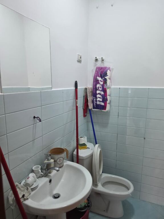 Jepet me qera Ambjent biznesi/Dyqan/Zyrë
