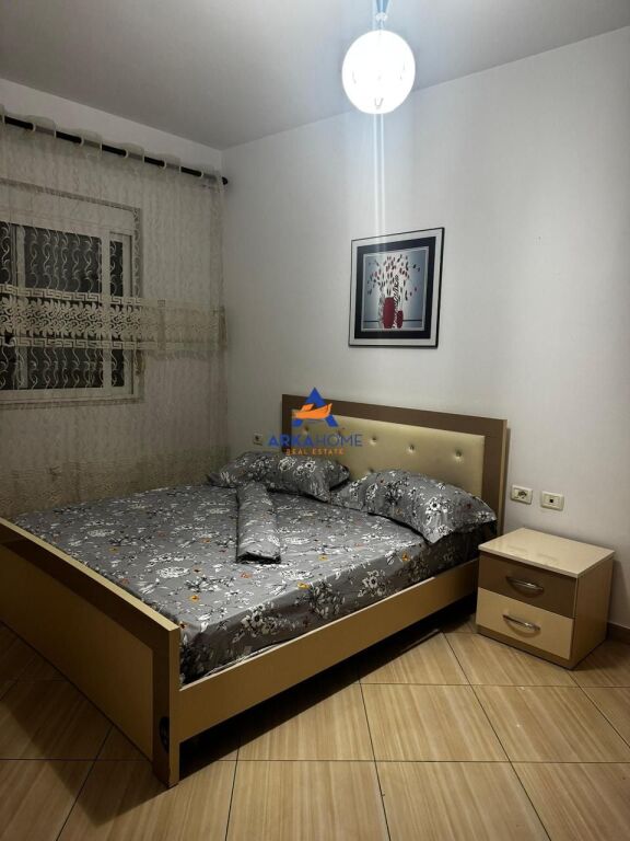 JEPET APARTAMENT ME QERA 1+1+BALLKON "TE RRETHRROTULLIMI I SHKOZES" 42000 LEKE